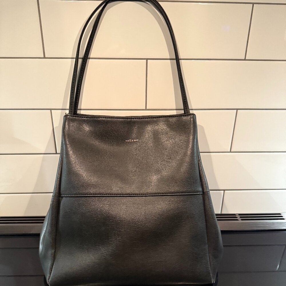 Matt & Nat Vegan Leather Tote – Black – Minimalist Chic